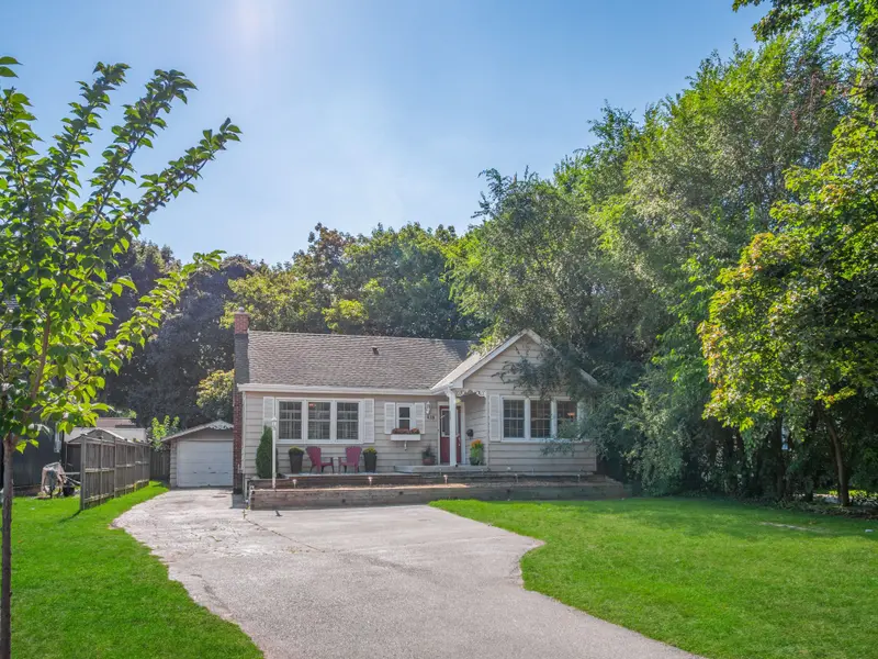 938 King RD, Burlington, ON L7T 3L3