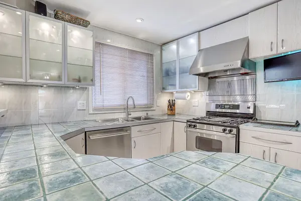 Toronto E10, ON M1E 3B2,103 Weir CRES