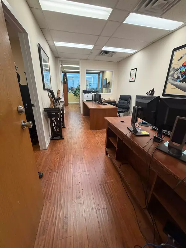 Mississauga, ON L4W 5A6,2800 Skymark AVE #303