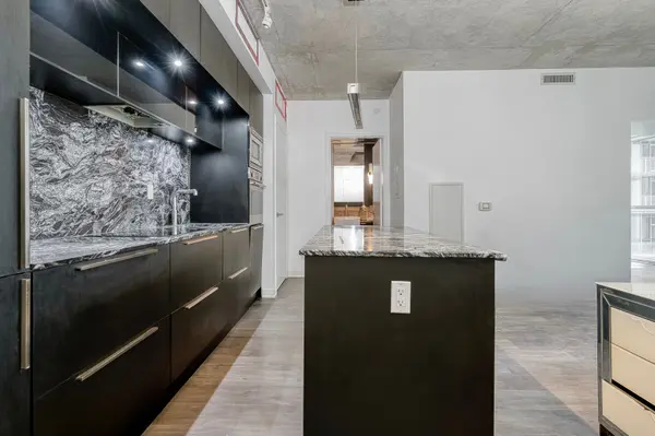 Toronto C01, ON M5V 2G3,88 Blue Jays WAY #1701