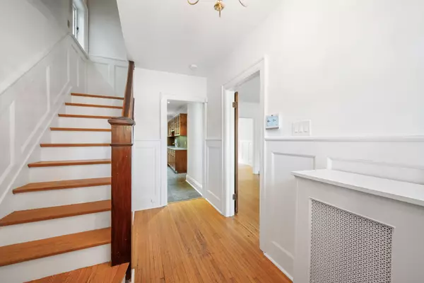 Toronto C04, ON M4R 1P4,207 Glengrove AVE W