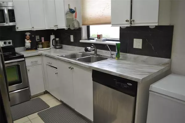 Lauderhill, FL 33319,3539 Inverrary Blvd W