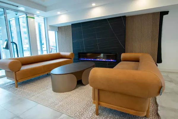 Newmarket, ON L3Y 2R2,693 Davis DR #101