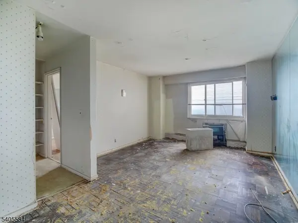 East Orange City, NJ 07018,377 S Harrison Street #14CC