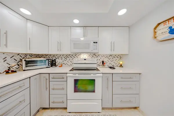 Pompano Beach, FL 33069,3980 Oaks Clubhouse Dr #210