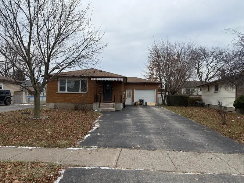 8006 Paddock Trail DR, Niagara Falls, ON L2H 1X2