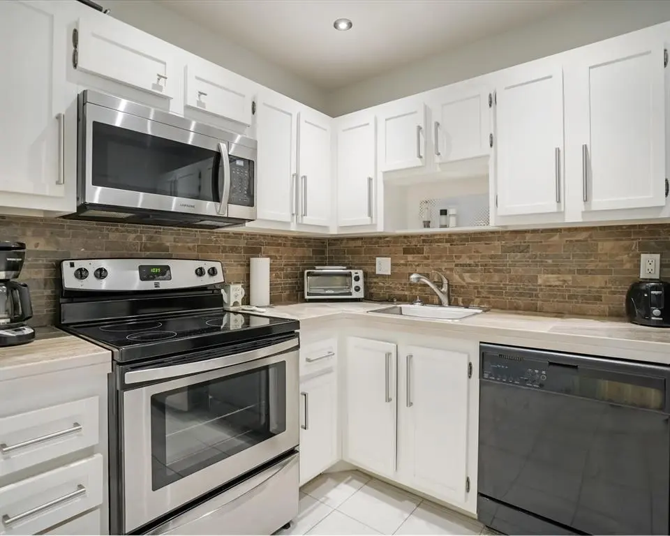 Lauderhill, FL 33313,4751 NW 21st St #604