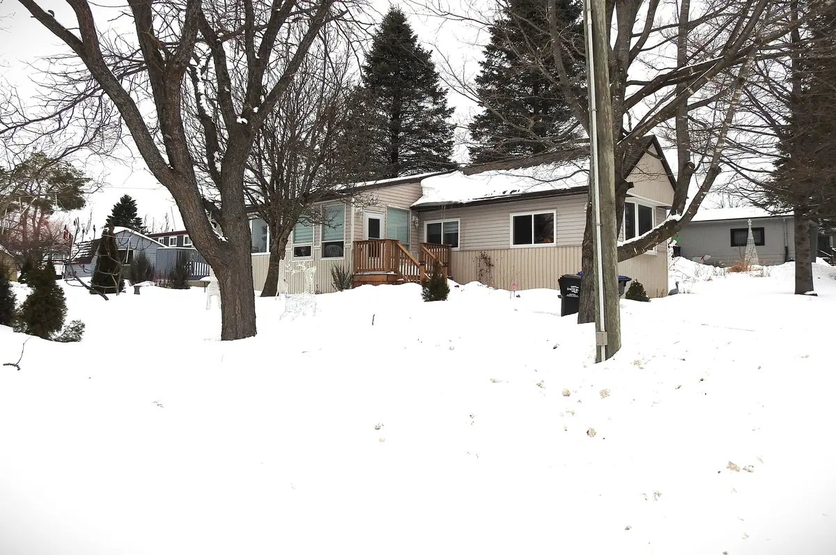 Oro-medonte, ON L3V 0P9,8 Claremont CRES