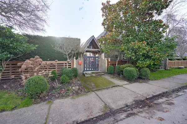 2221 Fernwood Rd, Victoria, BC V8T 2Z1