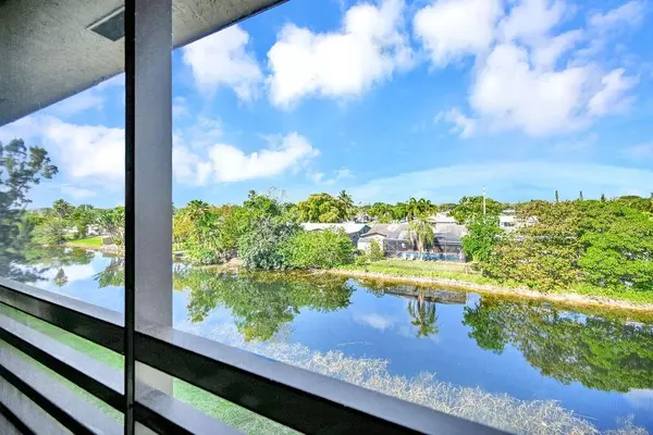 10442 Sunrise Lakes Blvd #312, Sunrise, FL 33322