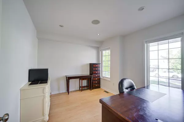 East Gwillimbury, ON L0G 1M0,23 Viscount WAY