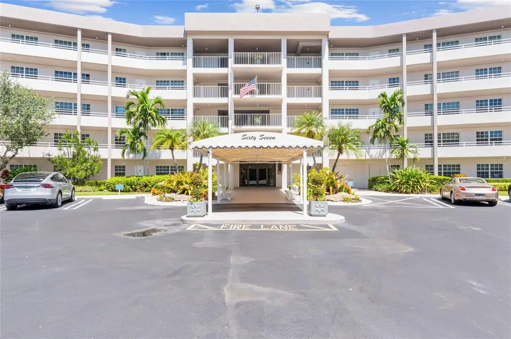 Pompano Beach, FL 33069,555 Oaks Ln #504