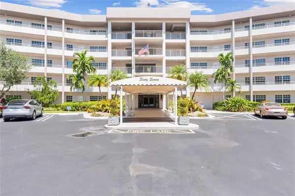 Pompano Beach, FL 33069,555 Oaks Ln #504