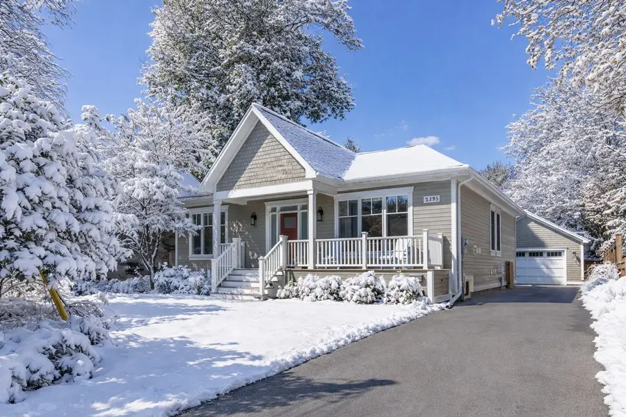 2195 Courtland DR, Burlington, ON L7R 1S2