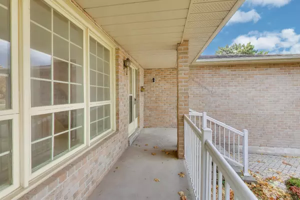 Mississauga, ON L5L 3N3,2436 Folkway DR