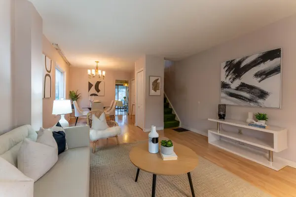 Toronto E01, ON M4L 2N5,42 Hiltz AVE