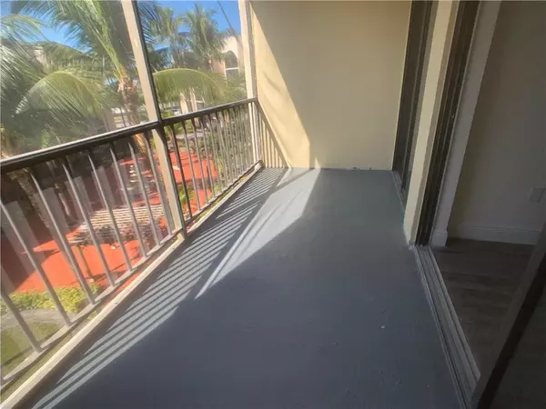 North Miami Beach, FL 33179,19455 NE 10 Ave #3-517