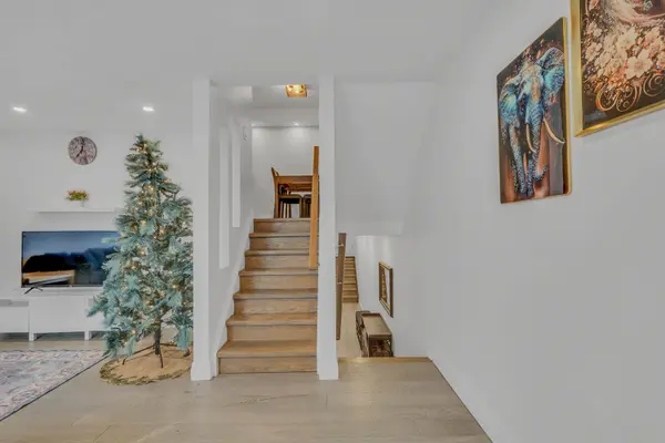 Aurora, ON L4G 3M2,242 Milestone CRES #115