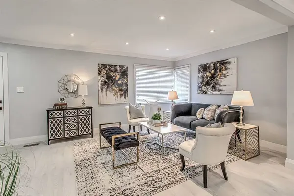 254 Andrew ST #main, Newmarket, ON L3Y 1H2