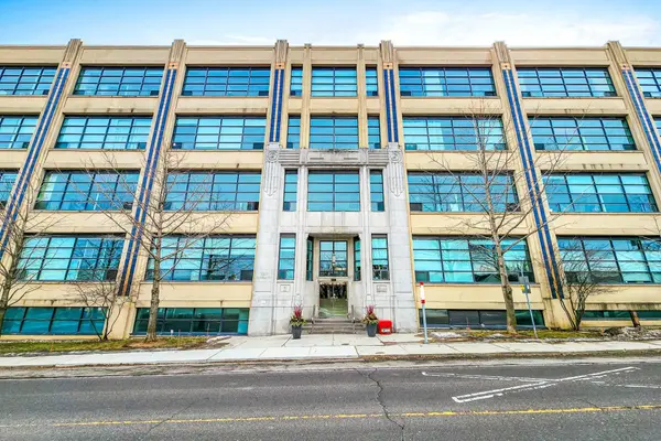 Toronto W04, ON M6B 4M4,1001 Roselawn AVE #205