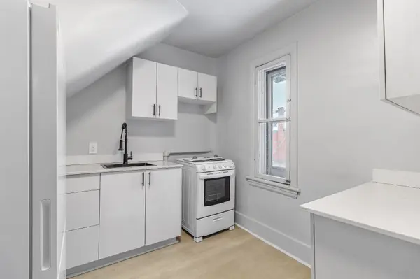 Ottawa Centre, ON K1R 6H7,275 Bronson AVE #2