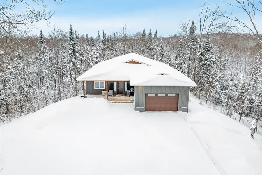 298 Yearley RD, Huntsville, ON P0B 1M0