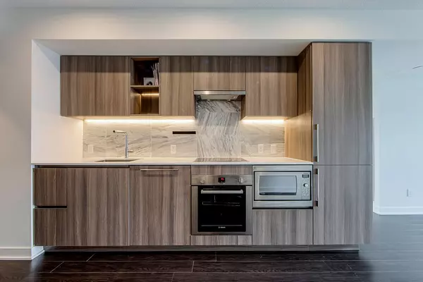 Toronto C01, ON M5V 0N2,19 Bathurst ST #906