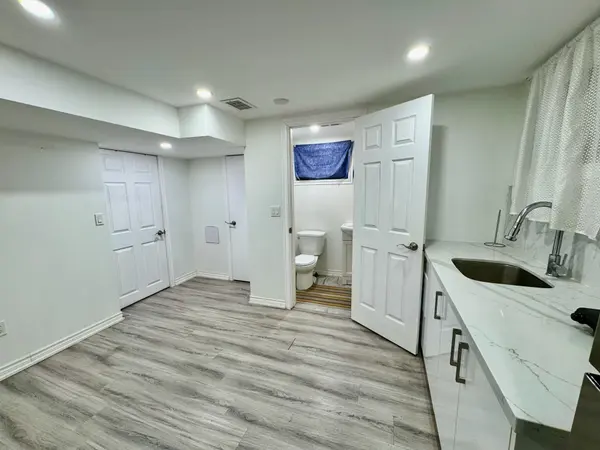 Richmond Hill, ON L4C 3N7,10516 Bayview AVE #Bachelor