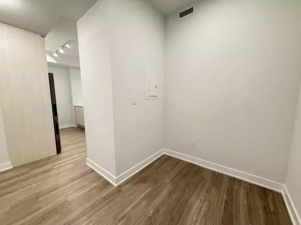 Mississauga, ON L5B 0L6,430 Square One DR #2210