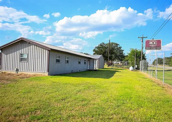 1492 State Highway 97 E,  Gonzales,  TX 78629