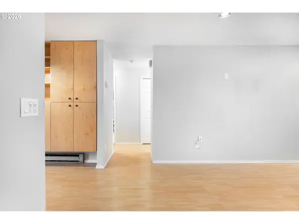 2330 SE BROOKWOOD AVE #206, Hillsboro, OR 97123