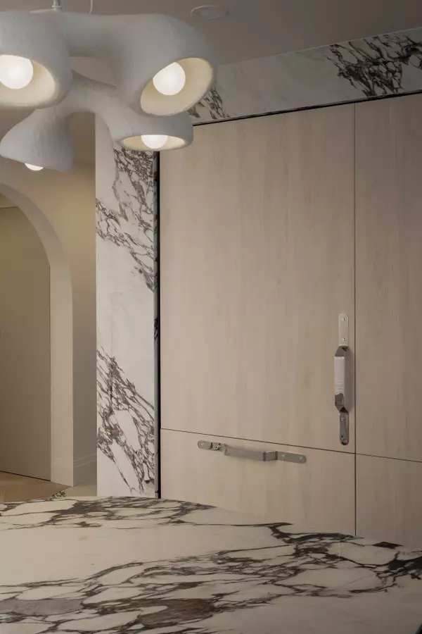 Toronto C01, ON M5H 0A2,180 University AVE #3609