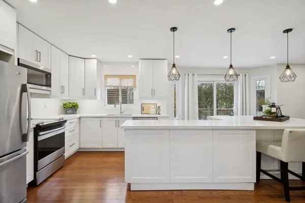 Oshawa, ON L1J 8K1,724 Barnes CRES