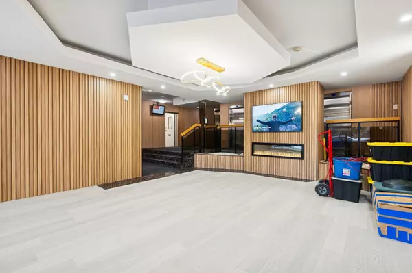 Pickering, ON L1W 2Z3,1210 Radom ST #209