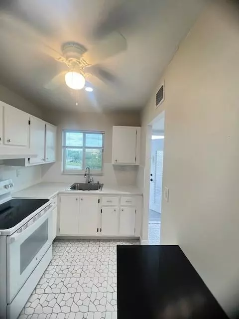 Sunrise, FL 33322,8515 Sunrise Lakes Blvd #303