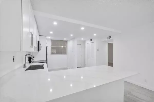 Lauderhill, FL 33319,3751 Environ Blvd #243