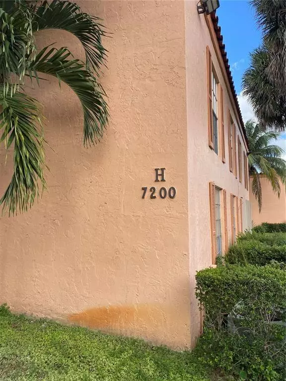 Miami Lakes, FL 33014,7200 Fairway Dr #H 12