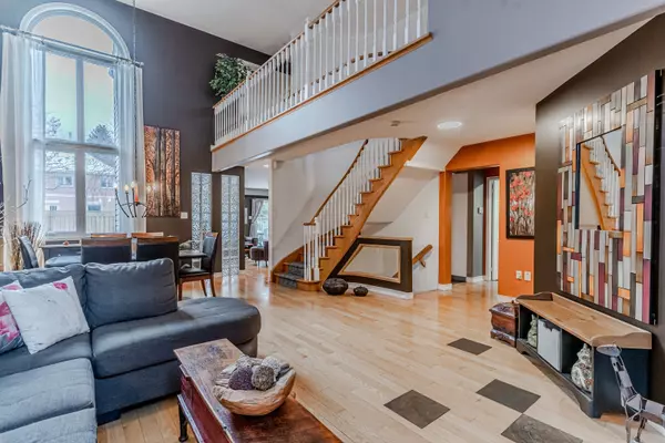 Aurora, ON L4G 6P4,15 Charing CRES