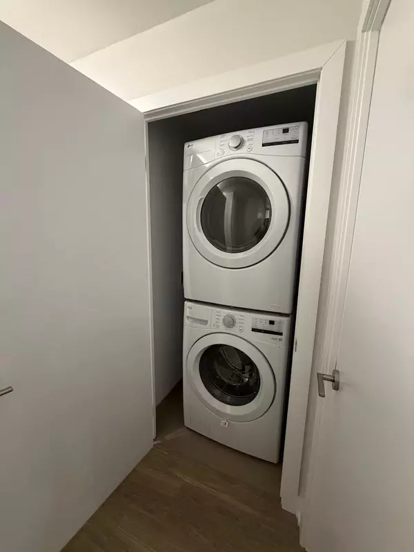 Mississauga, ON L5B 0L6,430 Square One DR #2209