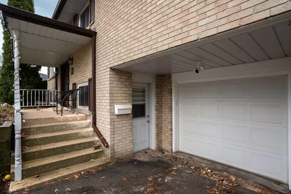 Burlington, ON L7N 1Y9,301 Lakeview AVE