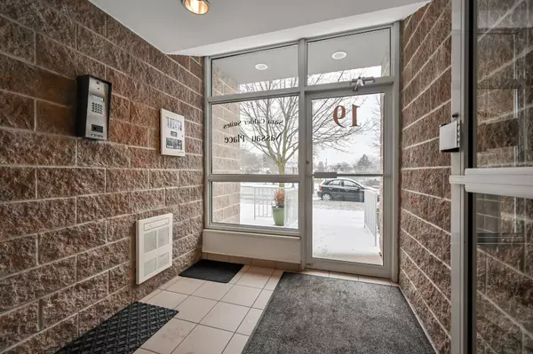 Hamilton, ON L8G 2V1,19 Lake AVE S #102