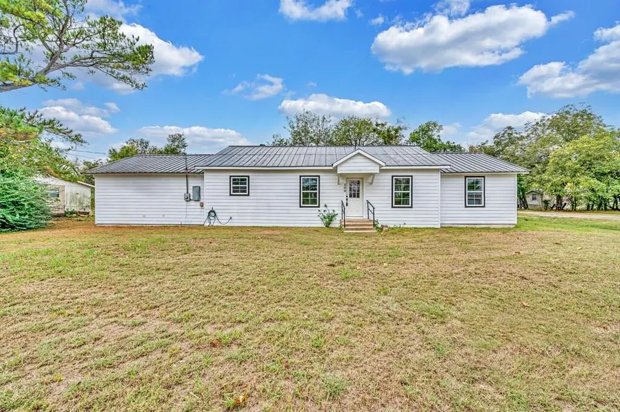 200 S Narcissus Street, Kosse, TX 75838