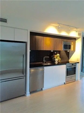 Toronto C01, ON M5V 0J9,85 Queens Wharf RD #907