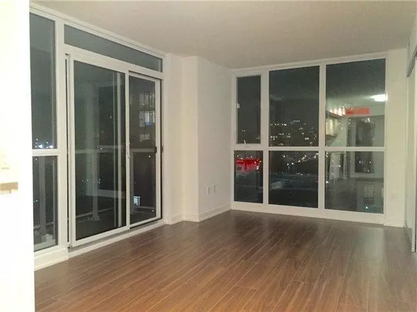 Toronto C01, ON M5V 0J9,85 Queens Wharf RD #907