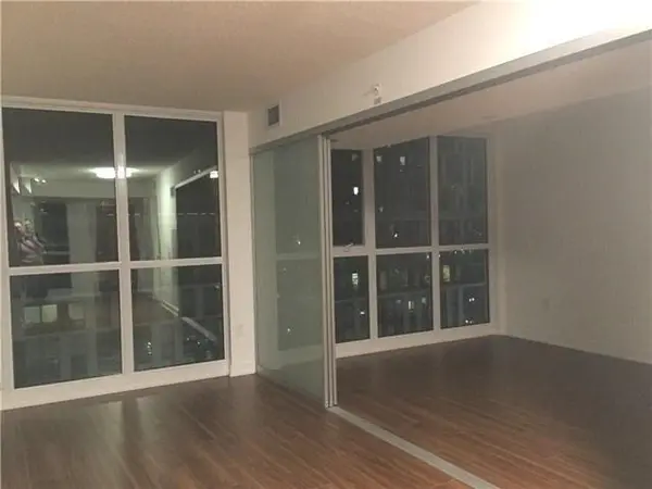 Toronto C01, ON M5V 0J9,85 Queens Wharf RD #907