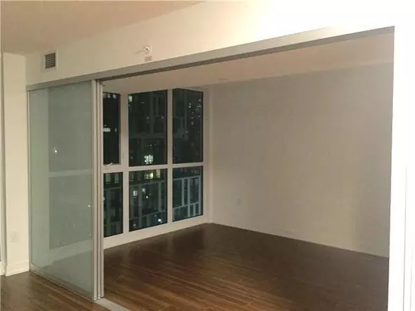 Toronto C01, ON M5V 0J9,85 Queens Wharf RD #907