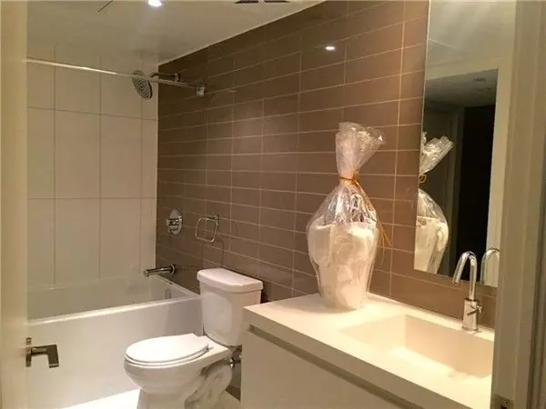 Toronto C01, ON M5V 0J9,85 Queens Wharf RD #907