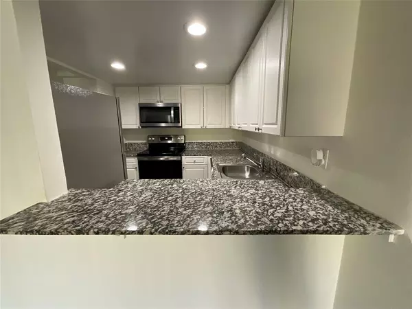 North Miami Beach, FL 33179,19455 NE 10 Ave #4-116