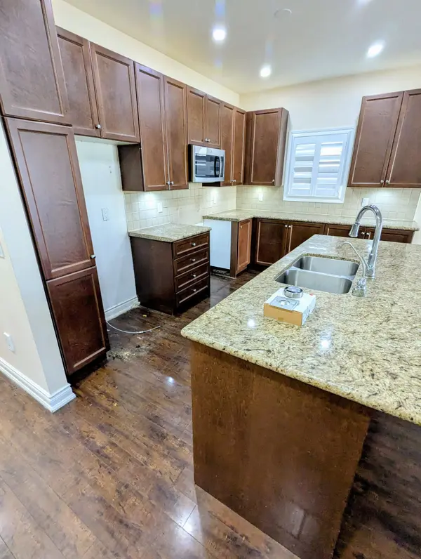 Mono, ON L9Y 0B3,200 kingfisher DR #136