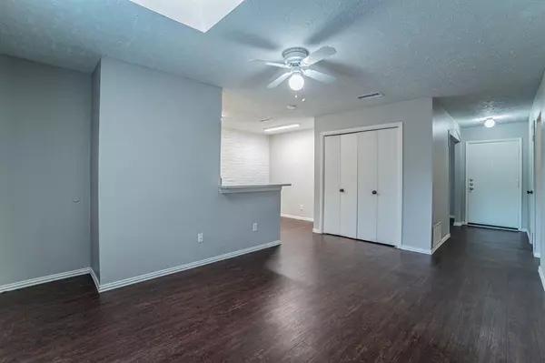 Grand Prairie, TX 75052,5 E Townhouse Lane